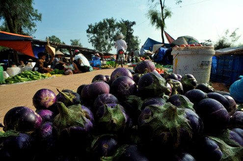 Một trong những lối nhỏ vào chợ, hai bên đường được bầy bán rau củ quả. Một trong những lối nhỏ vào chợ, hai bên đường được bầy bán rau củ quả.