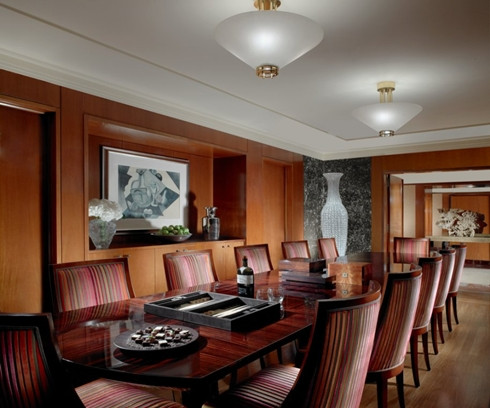 Các doanh nhân hoặc chính khách nghỉ ở đây có thể yên tâm điều hành công việc tại phòng họp sang trọng. Các doanh nhân hoặc chính khách nghỉ ở đây có thể yên tâm điều hành công việc tại phòng họp sang trọng.