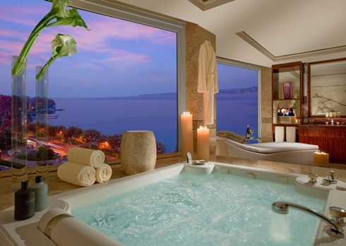 Hầu như các buồng đều có cửa sổ nhìn ra hồ Geveva và dãy núi Alps, thậm chí cả phòng tắm. Hầu như các buồng đều có cửa sổ nhìn ra hồ Geveva và dãy núi Alps, thậm chí cả phòng tắm.