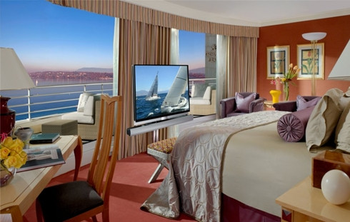 Mỗi phòng đều có đội ngũ phục vụ riêng trực 24 giờ trong ngày, bao gồm thư ký, đầu bếp và quản gia. Mỗi phòng đều có đội ngũ phục vụ riêng trực 24 giờ trong ngày, bao gồm thư ký, đầu bếp và quản gia.