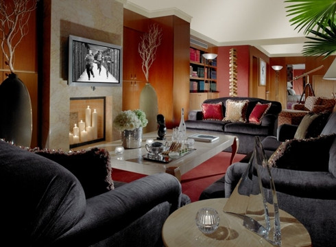 An ninh tại đây được ưu tiên hàng đầu với cửa bọc thép, lính canh và cửa sổ chống đạn. An ninh tại đây được ưu tiên hàng đầu với cửa bọc thép, lính canh và cửa sổ chống đạn.