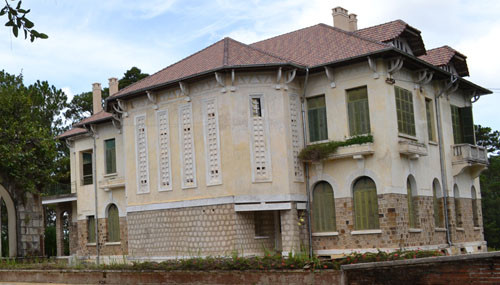 Thế nhưng, nay dinh I với kiến trúc cổ kính, độc đáo đang xuống cấp. Một biệt thự trong khuôn viên bị hư hỏng toàn bộ phần mái, có thể đổ ập xuống bất cứ lúc nào. Ảnh: Một góc dinh 1. Thế nhưng, nay dinh I với kiến trúc cổ kính, độc đáo đang xuống cấp. Một biệt thự trong khuôn viên bị hư hỏng toàn bộ phần mái, có thể đổ ập xuống bất cứ lúc nào. Ảnh: Một góc dinh 1.