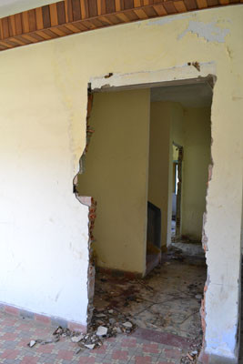 Khung cửa thì bị tháo sạch. Khung cửa thì bị tháo sạch.