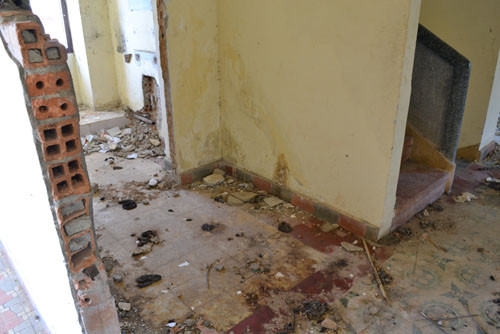 Bên trong biệt thự bị đập phá. Bên trong biệt thự bị đập phá.