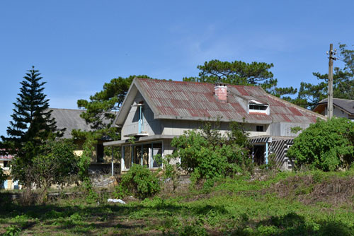 Tưởng có chủ mới khu biệt thự này sẽ sớm được cải tạo, nhưng từ đó đến nay dự án vẫn chưa được triển khai, các ngôi biệt thự tiếp tục bị người dân tháo khung cửa, mái tôn, đập để lấy gạch, đá… và trở nên hoang tàn. Ảnh: Một biệt thự hoang tàn khác tại xứ ngàn thông. Tưởng có chủ mới khu biệt thự này sẽ sớm được cải tạo, nhưng từ đó đến nay dự án vẫn chưa được triển khai, các ngôi biệt thự tiếp tục bị người dân tháo khung cửa, mái tôn, đập để lấy gạch, đá… và trở nên hoang tàn. Ảnh: Một biệt thự hoang tàn khác tại xứ ngàn thông.