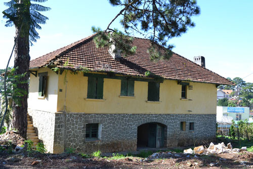 Đối mặt với cảnh hoang hóa, những ngôi biệt thự này còn gánh thêm những câu chuyện ma do người dân thêu dệt. Đối mặt với cảnh hoang hóa, những ngôi biệt thự này còn gánh thêm những câu chuyện ma do người dân thêu dệt.