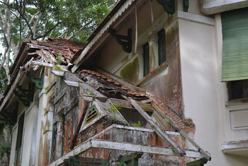 Từ năm 1956, dinh I là nơi làm việc và nghỉ ngơi của Ngô Đình Diệm khi ông lên Đà Lạt. Sau này, dinh I được dùng làm nơi nghỉ mát của các nguyên thủ quốc gia. Từ năm 1975, dinh này được dùng làm nhà khách của Trung ương rồi cho một công ty du lịch quản lý và khai thác. Ảnh: Mái ngói sụp đổ. Từ năm 1956, dinh I là nơi làm việc và nghỉ ngơi của Ngô Đình Diệm khi ông lên Đà Lạt. Sau này, dinh I được dùng làm nơi nghỉ mát của các nguyên thủ quốc gia. Từ năm 1975, dinh này được dùng làm nhà khách của Trung ương rồi cho một công ty du lịch quản lý và khai thác. Ảnh: Mái ngói sụp đổ.