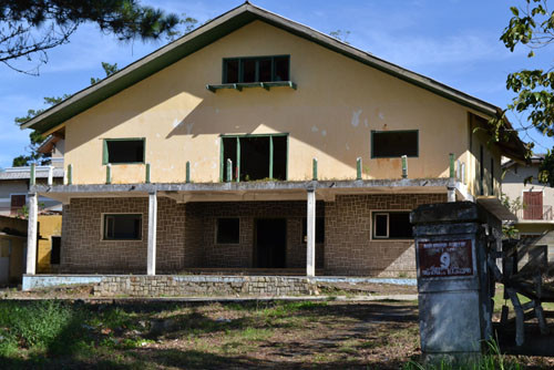 Với lý do chủ đầu tư triển khai dự án chậm tiến độ, ngày 22/9/2009 UBND tỉnh Lâm Đồng thu hồi số biệt thự trên giao cho Tập đoàn Trung Thủy (TP.HCM) đầu tư khu biệt thự cao cấp Lancaster Đà Lạt. Ảnh: Biệt thự số 9, 10 bị gỡ không còn cánh cửa nào. Với lý do chủ đầu tư triển khai dự án chậm tiến độ, ngày 22/9/2009 UBND tỉnh Lâm Đồng thu hồi số biệt thự trên giao cho Tập đoàn Trung Thủy (TP.HCM) đầu tư khu biệt thự cao cấp Lancaster Đà Lạt. Ảnh: Biệt thự số 9, 10 bị gỡ không còn cánh cửa nào.