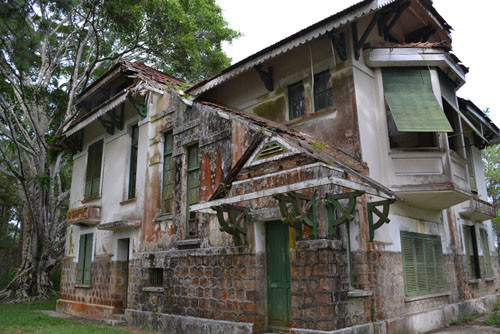 Tương tự, dinh I, tọa lạc trên khu đồi tuyệt đẹp phía đông TP.Đà Lạt hàng chục năm qua vẫn cửa chốt then cài và ngày càng xuống cấp. Dinh I được người Pháp xây dựng năm 1925 - 1928. Trong thời kỳ Đà Lạt là “Hoàng triều cương thổ”, vua Bảo Đại đã mua lại tòa kiến trúc này của một người Pháp, nên còn gọi là dinh Bảo Đại. Ảnh: Biệt thự trong dinh 1. Tương tự, dinh I, tọa lạc trên khu đồi tuyệt đẹp phía đông TP.Đà Lạt hàng chục năm qua vẫn cửa chốt then cài và ngày càng xuống cấp. Dinh I được người Pháp xây dựng năm 1925 - 1928. Trong thời kỳ Đà Lạt là “Hoàng triều cương thổ”, vua Bảo Đại đã mua lại tòa kiến trúc này của một người Pháp, nên còn gọi là dinh Bảo Đại. Ảnh: Biệt thự trong dinh 1.