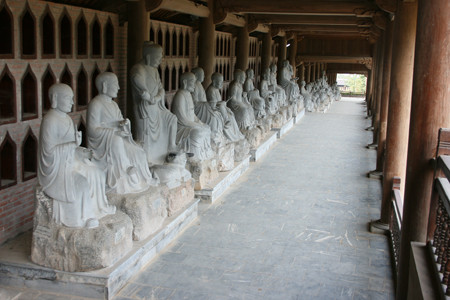 Hành lang 500 vị La Hán dài nhất (chùa Bái Đính, Ninh Bình) Từ tam quan chùa Bái Đính (Ninh Bình) đi vào là hai dãy hành lang La Hán, một dãy có chiều dài khoảng 1.700m (Tính cả hai dãy là 3.400 m ôm toàn bộ khu chùa) gồm 250 gian. Mỗi gian có kích thước 4,5m x 4,5m. Hai dãy hành lang La Hán này khởi công từ năm 2005 xây dựng bằng 10.000m 3 gỗ, thực hiện bởi sự chạm trổ, lắp ghép bởi 100 nghệ nhân và 700 người thợ. Ảnh: Internet.