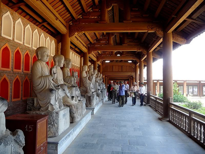 .Bên trong hai dãy hành lang đặt 500 pho tượng La Hán, mỗi tượng cao từ 2m – 2,5m, nặng khoảng 2 – 2,5 tấn, có hình dáng, thần thái, tâm trạng khác nhau, nhưng đều thể hiện chí khí bất diệt, cao cả của nhà truyền đạo, được tạc bằng đá nguyên khối lấy tại xã Ninh Vân, huyện Hoa Lư, tỉnh Ninh Bình. Ảnh: Đức Nam.