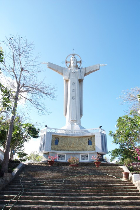 Tượng cao 32m (kể cả phần bệ cao 7m), sải tay dài 18,4m, ở độ cao 176m so với mực nước biển. Bên trong, có cầu thang xoắn ốc gồm 133 bậc chạy từ bệ lên cổ tượng. Hai bàn tay tượng Chúa Kitô dài 2,2m, ngón giữa dài 1,1m, bề ngang bàn tay rộng 1,1m; trên đầu có 9 tia hào quang làm bằng kim loại vừa trang trí vừa có tác dụng thu lôi. Ảnh: Internet.