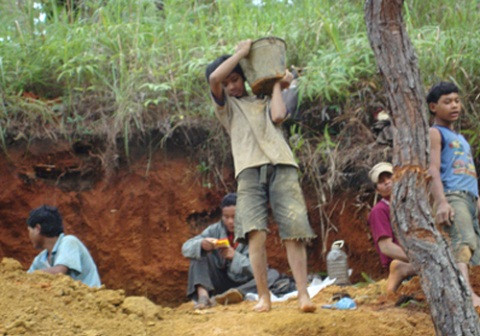 Một đại gia đình bắt đầu mở hầm vào núi và chị em, các bà mẹ sẽ đãi thiếc suối cạnh bên. Một đại gia đình bắt đầu mở hầm vào núi và chị em, các bà mẹ sẽ đãi thiếc suối cạnh bên.