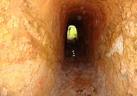 Theo hướng con đường mới đi từ Đà Lạt ra Nha Trang, cách thành phố Đà Lạt khoảng 30km, ta sẽ gặp một thị trấn nhỏ huyện Lạc Dương mà dân cư chủ yếu là người dân tộc thiểu số và rất ít người Kinh. Ảnh: Bên trong hang nhìn ra ngoài (hang rộng 80 cm, cao 1 m). Theo hướng con đường mới đi từ Đà Lạt ra Nha Trang, cách thành phố Đà Lạt khoảng 30km, ta sẽ gặp một thị trấn nhỏ huyện Lạc Dương mà dân cư chủ yếu là người dân tộc thiểu số và rất ít người Kinh. Ảnh: Bên trong hang nhìn ra ngoài (hang rộng 80 cm, cao 1 m).