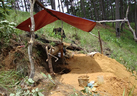 Giếng được che mưa, đào mương xung quanh tránh nước xuống và có “hệ thống” kéo đất lên. Giếng được che mưa, đào mương xung quanh tránh nước xuống và có “hệ thống” kéo đất lên.