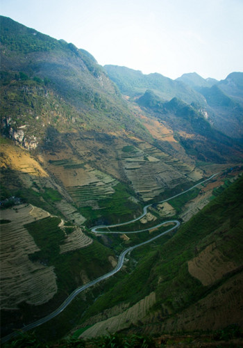 Con đường uốn lượn dưới chân núi. Con đường uốn lượn dưới chân núi.