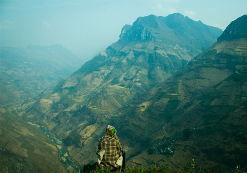 Trước sự kỳ vĩ của thiên nhiên, con người thật nhỏ bé. Trước sự kỳ vĩ của thiên nhiên, con người thật nhỏ bé.