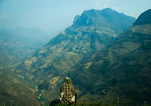 Trước sự kỳ vĩ của thiên nhiên, con người thật nhỏ bé.