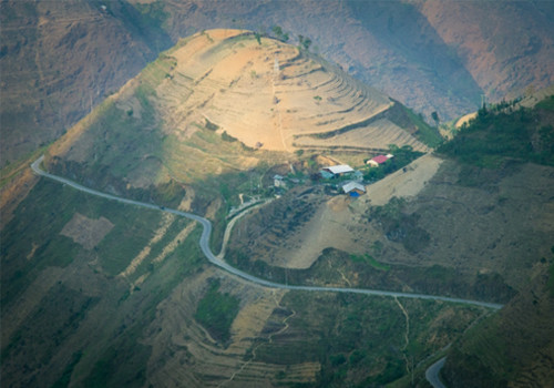 Những con đường vắt qua sườn núi. Những con đường vắt qua sườn núi.