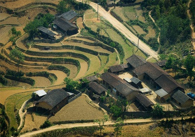 Những ngôi nhà dưới chân núi. Những ngôi nhà dưới chân núi.