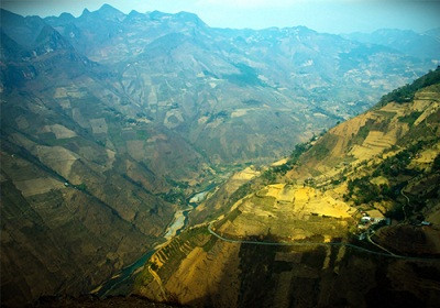 Dòng sông dưới chân núi. Dòng sông dưới chân núi.