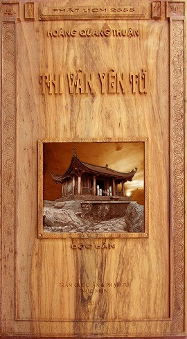 Sách độc bản Thi Vân Yên Tử lớn nhất. Đây là cuốn sách độc bản dày 300 trang, kích thước 125 cm x 80 cm x 16 cm, nặng đến 120 kg , bìa làm bằng gỗ gụ, các trang ruột được phủ lớp laminate bảo vệ. Ảnh: Internet.