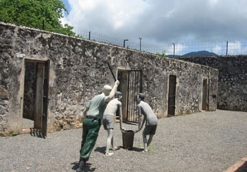 Di tích này nằm trên quần đảo ngoài khơi tỉnh Bà Rịa - Vũng Tàu, cách Vũng Tàu 97 hải lý. Nơi đây từng giam giữ những chiến sĩ đấu tranh cho độc lập Việt Nam trong hai cuộc kháng chiến chống Pháp và chống Mỹ. Ảnh: Q.T/ Báo Pháp luật Thành phố Hồ Chí Minh.