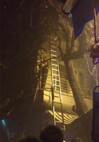 Có 3 xe cứu hỏa được điều động tới: 2 xe ở Hàng Đào, 1 xe nhỏ hơn ở Gia Ngư.