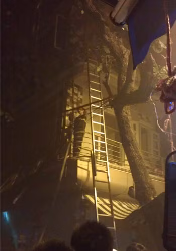 Có 3 xe cứu hỏa được điều động tới: 2 xe ở Hàng Đào, 1 xe nhỏ hơn ở Gia Ngư.