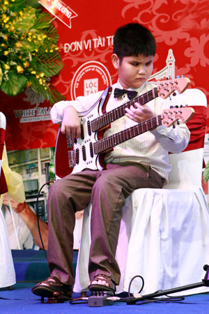 Năm 6 tuổi, Thịnh học chơi trống; 7 tuổi chơi được đàn ghi ta; 9 tuổi đánh được đàn organ; 11 tuổi đánh đàn nhị, đàn sến. Từ đầu năm 2012, Thịnh học thêm đàn tranh và đàn kìm nơi thầy Xuân Hồi, người đã hướng dần cho Thịnh đánh các loại nhạc cụ guitar cổ, sến… Thịnh đã sáng tác 3 bài hát: “Cho ta”, “Ước mơ”, “Tung tăng”. Ảnh: Internet.