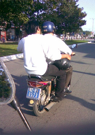 Mũ bảo hiểm cầm trên tay, chụp tại TP Tam Kỳ, tỉnh Quảng Nam. Ảnh: Le Tuan. Mũ bảo hiểm cầm trên tay, chụp tại TP Tam Kỳ, tỉnh Quảng Nam. Ảnh: Le Tuan.