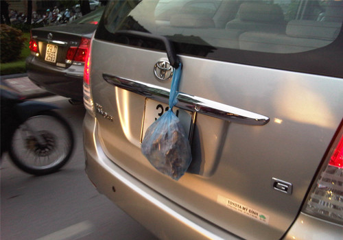 Tận dụng cần gạt nước để treo đồ. Ảnh: Bùi Vĩnh Bảo. Tận dụng cần gạt nước để treo đồ. Ảnh: Bùi Vĩnh Bảo.