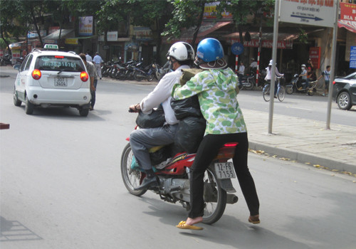 Ngồi sau xe máy nguy hiểm. Ảnh: Đỗ Thanh Tùng. Ngồi sau xe máy nguy hiểm. Ảnh: Đỗ Thanh Tùng.