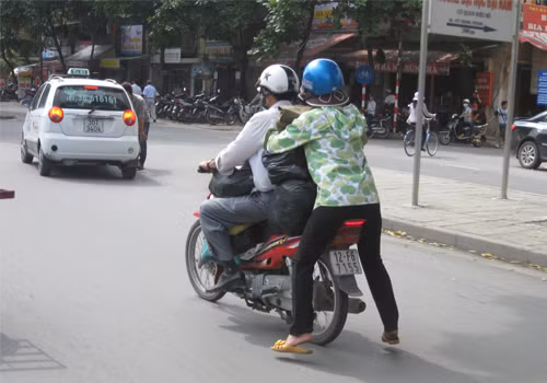 Ngồi sau xe máy nguy hiểm. Ảnh: Đỗ Thanh Tùng.