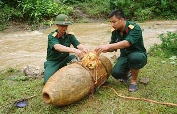Quả bom được hủy bằng phương pháp kích điện. Nguồn: baolaocai.vn. Quả bom được hủy bằng phương pháp kích điện. Nguồn: baolaocai.vn.