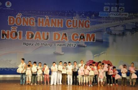 Hội nạn nhân chất độc da cam/đi-ô-xin Việt Nam trao 300 triệu đồng cho Hội NNCĐ da cam/đi-ô-xin Đà Nẵng. Hội nạn nhân chất độc da cam/đi-ô-xin Việt Nam trao 300 triệu đồng cho Hội NNCĐ da cam/đi-ô-xin Đà Nẵng.