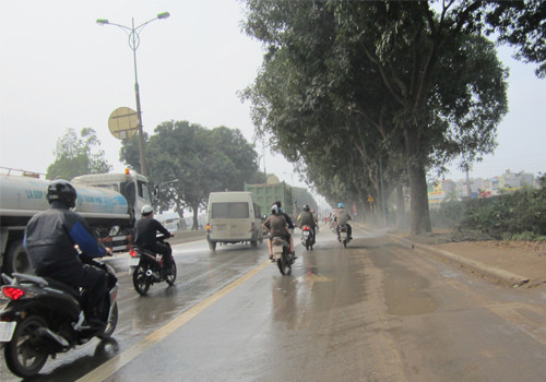 Người đàn ông này mặc áo mưa, đó có vẻ là cách xử lý thông minh. Ảnh: Trần Hải Nam.