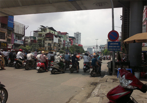 Dừng xe dưới gầm cầu để tránh nắng, mặc dù đèn đỏ còn rất xa. Ảnh: NTD. Dừng xe dưới gầm cầu để tránh nắng, mặc dù đèn đỏ còn rất xa. Ảnh: NTD.