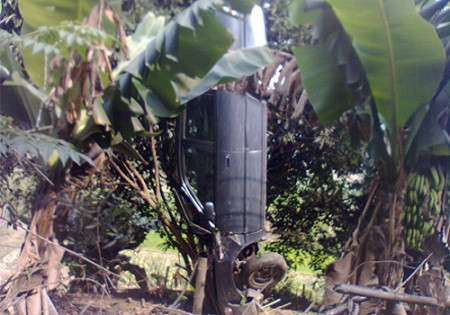 Một trường hợp tai nạn giao thông tại xã Thanh Bình, huyện Chợ Mới, Tỉnh Bắc Kạn. Chiếc xe lao đầu xuống ruộng và bị cây nhãn cản lại, xa xa nhìn cứ tưởng UFO. Ảnh: Dao Thanh Tuan.