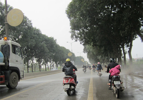 Nhiều người cố né vòi rồng nhưng không được. Ảnh: Trần Hải Nam.