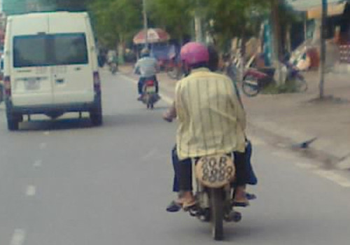 Biển số cực 'độc', chụp tại đường Lạc Long Quân, Hà Nội. Ảnh: Hoàng Ngọc. Biển số cực 'độc', chụp tại đường Lạc Long Quân, Hà Nội. Ảnh: Hoàng Ngọc.