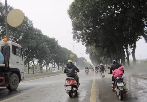 Nhiều người cố né vòi rồng nhưng không được. Ảnh: Trần Hải Nam.