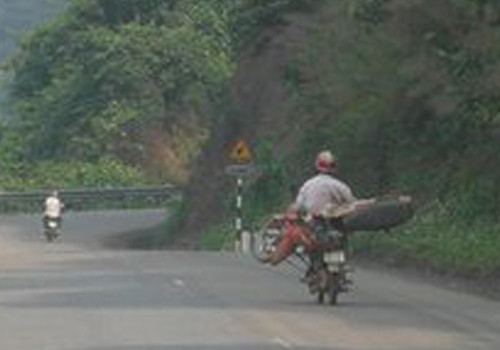 Bức ảnh được chụp ở Dakrong ,Quảng Trị: người tài xế chở thêm 1 xe máy phía sau rất nguy hiểm, khi qua khúc cua càng nguy hiểm hơn. Ảnh: Huỳnh Phi Cơ. Bức ảnh được chụp ở Dakrong ,Quảng Trị: người tài xế chở thêm 1 xe máy phía sau rất nguy hiểm, khi qua khúc cua càng nguy hiểm hơn. Ảnh: Huỳnh Phi Cơ.