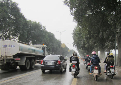 "Xe rửa đường làm sạch người đi đường". Chiếc xe rửa đường chạy trên đường Phạm Văn Đồng ngày 19/3/2012 lúc 10h sáng. Người dân đi xe máy cảm thấy khủng khiếp như thế nào khi dám vượt khỏi dòng nước phun ra cực mạnh từ chiếc xe vệ sinh rửa đường không đúng lúc! Thực tế có nhiều vụ tai nạn nguy hiểm xảy ra khi tránh xe rửa đường. Ảnh: Trần Hải Nam.