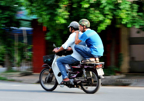 Kiểu ngồi "độc" nhưng cũng hết sức nguy hiểm. Ảnh:Tranbill.