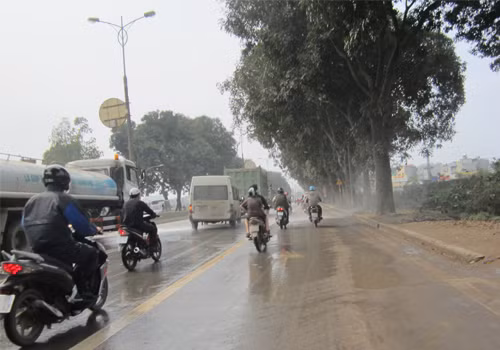 Người đàn ông này mặc áo mưa, đó có vẻ là cách xử lý thông minh. Ảnh: Trần Hải Nam.