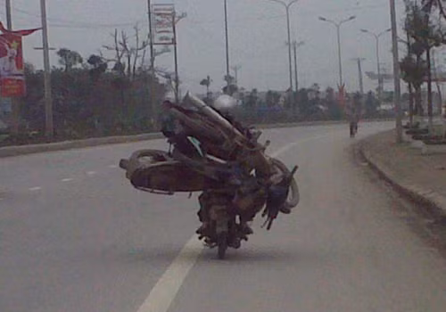 Một chiếc xe máy đèo 2 chiếc khác phía sau, chụp tại thị trấn Phùng, huyện Đan Phượng, Hà Nội. Ảnh: Minh Thọ.