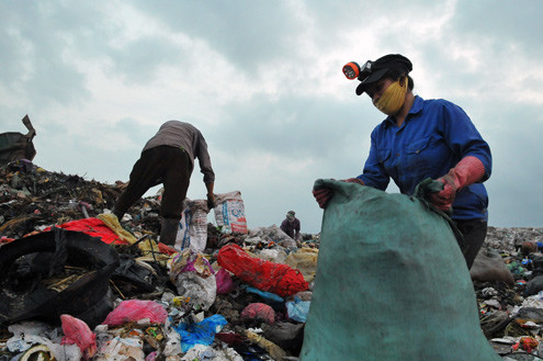 Chị Vinh, có thâm niên làm nghề này cho biết, đã quá quen thuộc nên không còn cảm giác ghê sợ như lúc mới vào nghề. "Giờ mà còn sợ mùi, không nhanh chân tìm kiếm có mà chết đói", chị nói. Chị Vân ở xã Nam Sơn chia sẻ, cả nhà cùng hành nghề này, đây chính là nguồn thu nhập chính của gia đình. Trung bình một người có thể kiếm được 80.000 đến 150.000 một ngày tuỳ theo số lượng phế liệu thu về. Chị Vinh, có thâm niên làm nghề này cho biết, đã quá quen thuộc nên không còn cảm giác ghê sợ như lúc mới vào nghề. "Giờ mà còn sợ mùi, không nhanh chân tìm kiếm có mà chết đói", chị nói. Chị Vân ở xã Nam Sơn chia sẻ, cả nhà cùng hành nghề này, đây chính là nguồn thu nhập chính của gia đình. Trung bình một người có thể kiếm được 80.000 đến 150.000 một ngày tuỳ theo số lượng phế liệu thu về.