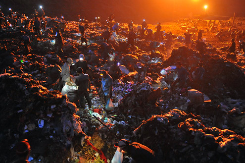 Là nơi chứa rác thải lớn nhất của Hà Nội, bãi rác thuộc khu liên hiệp chứa và xử lý chất thải Nam Sơn nằm trên địa bàn ba xã Hồng Kỳ, Nam Sơn, Bắc Sơn (huyện Sóc Sơn). Hàng ngày khoảng 800 đến 1000 người dân nhặt rác chuyên nghiệp vào đào bới tìm kiếm phế liệu. Là nơi chứa rác thải lớn nhất của Hà Nội, bãi rác thuộc khu liên hiệp chứa và xử lý chất thải Nam Sơn nằm trên địa bàn ba xã Hồng Kỳ, Nam Sơn, Bắc Sơn (huyện Sóc Sơn). Hàng ngày khoảng 800 đến 1000 người dân nhặt rác chuyên nghiệp vào đào bới tìm kiếm phế liệu.