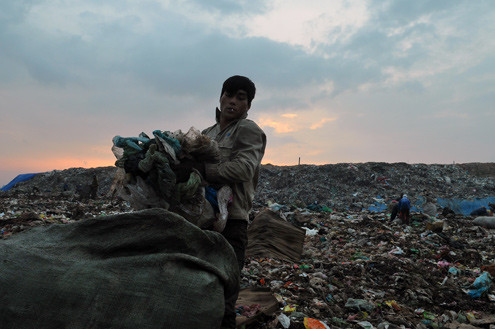 Trong bao tải này có thể là gỗ, sắt, nhựa, nylon hay bất cứ thứ gì có thể tái chế được. Trong bao tải này có thể là gỗ, sắt, nhựa, nylon hay bất cứ thứ gì có thể tái chế được.